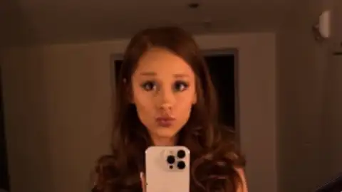 Ariana Grande volta a lamentar ausência em première no Brasil: "Não nos deseje mal"