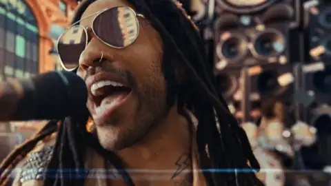Fã arranca quatro dreadlocks da cabeça de  Lenny Kravitz em show na Austrália