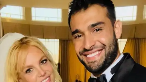 Sam Asghari faz comentário raro sobre &ldquo;respeito&rdquo; pelos 2 anos de casamento com Britney Spears