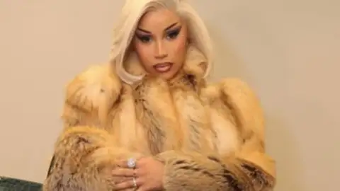 Cardi B detona internauta que disse para ela sair das redes sociais e "agir como uma celebridade"