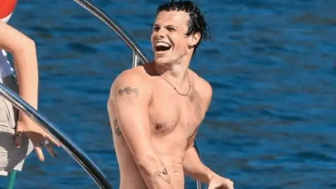 Yungblud aparece nu em iate na Austrália e provoca alvoroço nas redes sociais