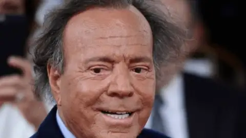 Julio Iglesias é acusado de agressão sexual e tráfico humano por duas ex-funcionárias