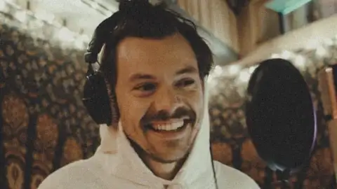 Harry Styles envia áudio para os fãs no WhatsApp e indica retorno iminente