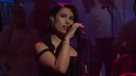 RAYE se pronuncia após fãs serem barrados em show em Paris por problemas nos ingressos: "Devastada&rdquo;