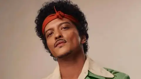 Bruno Mars lança o álbum "The Romantic". Ouça com todas as letras!