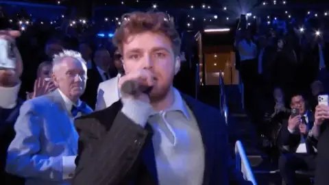 Alex Warren fala sobre pane técnica no Grammy 2026: "Achei que minha carreira tivesse acabado"