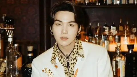 SUGA revela origem secreta de seu nome artístico e surpreende até os outros membros do BTS