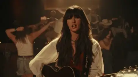 Ella Langley desbanca BTS e volta ao topo da Billboard Hot 100