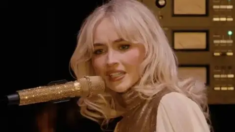Sabrina Carpenter pede desculpas após polêmica com fã árabe no Coachella 2026