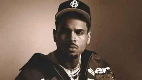 Chris Brown tenta barrar menção de agressão à Rihanna em processo aberto por ex-funcionária
