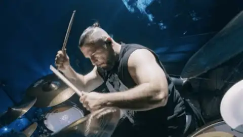 John Dolmayan, do System of a Down, vem ao Brasil para sessões de autógrafos de sua HQ