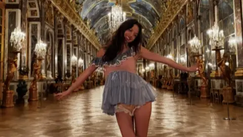 Olivia Rodrigo rebate críticas aos vestidos estilo babydoll: "Mostra com normalizamos a pedofilia"