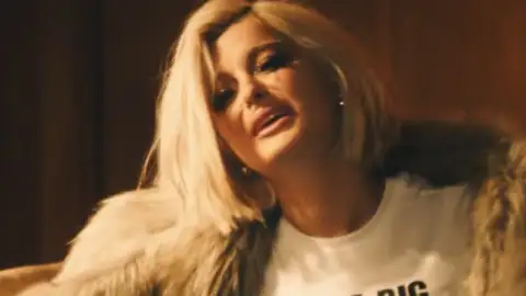Bebe Rexha e David Guetta lançam parceria "Sad Girls". Confira com a letra e a tradução!