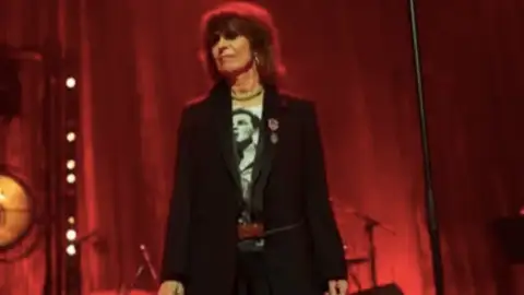 Chrissie Hynde, do The Pretenders, compara fãs que filmam shows a "macacos se masturbando"