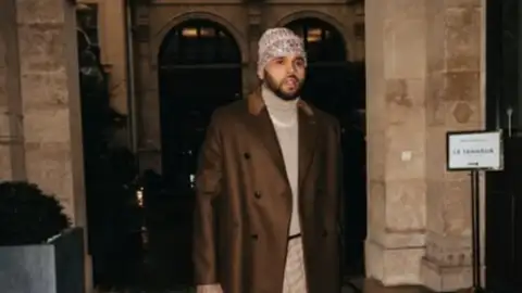Mais uma fã tenta invadir a casa de Chris Brown e é presa