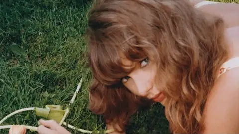 Taylor Swift lança "I Knew It, I Knew You", música de "Toy Story 5". Ouça com letra e tradução