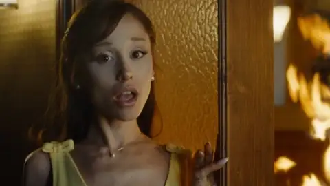 Descuido! Ariana Grande expõe o seio no Instagram e reage com humor