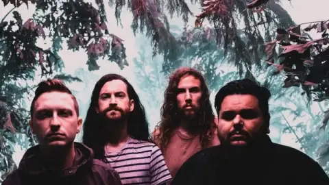 Vocalista do Silent Planet leva "droneada" na cabeça em show e reage com humor: "Foi insano"