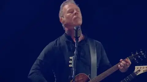 Metallica desafia proibição e toca música banida por censura