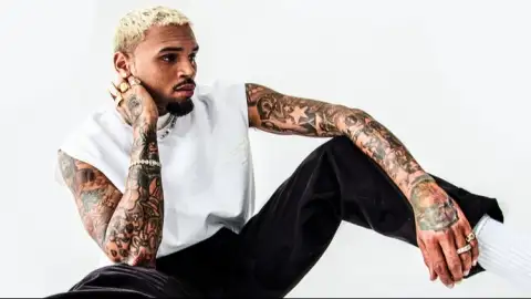 Chris Brown viraliza ao chamar fã ao palco e simular ato sexual. Veja o vídeo