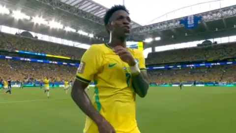 Vini Jr. revela a sua playlist da Copa do Mundo com Anitta, Harry Styles e Demi Lovato. Escute!