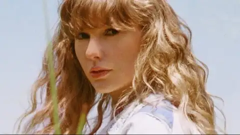 Revelado o voto de Taylor Swift que fez Travis Kelce chorar na cerimônia