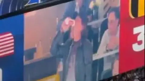 Eddie Vedder vira cerveja de uma vez no telão da Copa do Mundo e rouba a cena