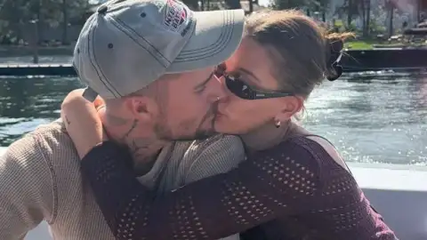 Hailey Bieber mostra um vislumbre das férias de verão em família, com beijos e brigadeiro