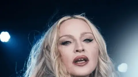 Madonna crava o décimo nº 1 na parada de álbuns dos EUA e iguala Beatles, Drake e Taylor Swift