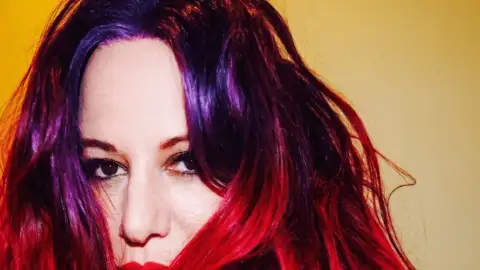 Jennifer Finch, baixista do L7, é diagnosticada com câncer agressivo no cérebro