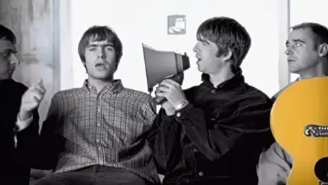 "Wonderwall" leva Oasis ao topo do Spotify Global, 30 anos após o seu lançamento