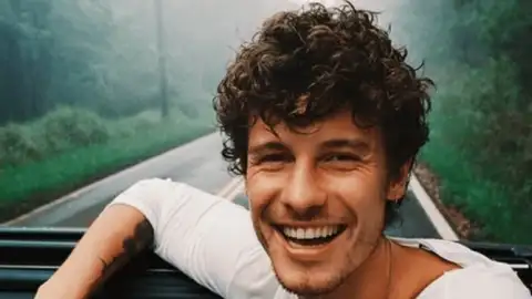 Bem brasileiro, Shawn Mendes faz caminhada matinal sozinho em praia do Rio. Veja!