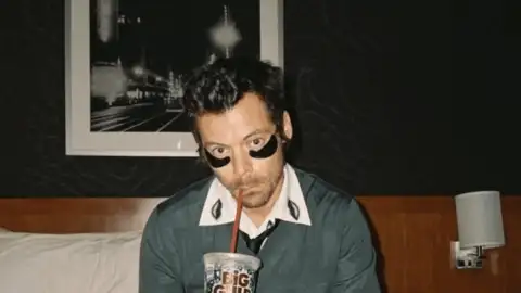 Radialista dos EUA tira sarro após show de Harry Styles ser cancelado em São Paulo
