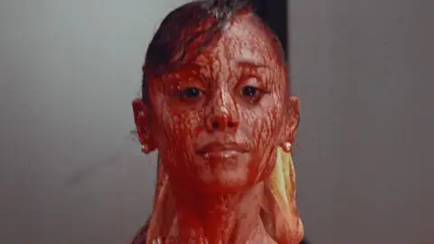 Ariana Grande toma banho de sangue e mata críticos em clipe de "petal"