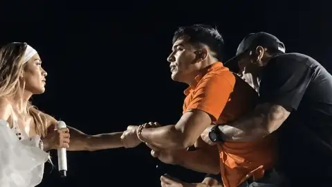 Susto: Fã invade palco e agarra Karol G durante show no Canadá: "Devagar"