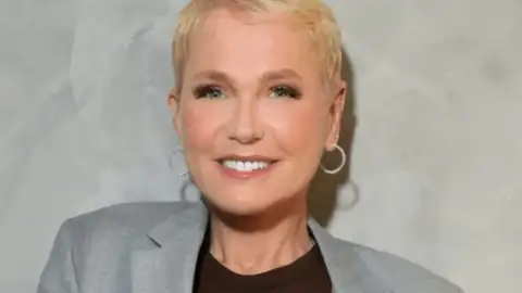 Xuxa revela que fez cirurgia no nariz por impulso após encontro em elevador nos EUA