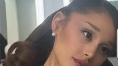 Ariana Grande responde sem palavras às críticas sobre a magreza. Entenda o gesto!