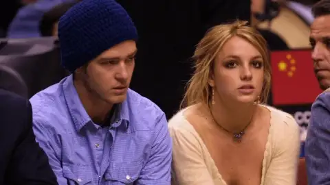 Justin Timberlake terminou com Britney Spears por SMS durante gravação de clipe, conta diretor