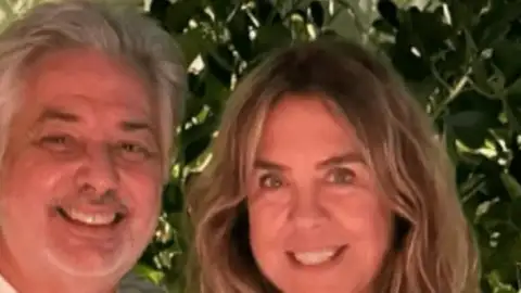 Viúvo de Rita Lee, Roberto de Carvalho aparece com "nova" namorada que já foi sua ex