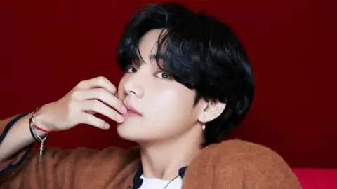 V, do BTS, revela perda de audição: "Um lado ouve só 30%"