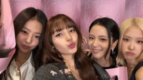 Jisoo pede desculpas pelos aniversário de 10 anos do BLACKPINK e desabafa sobre lágrimas