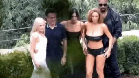 Kanye West e Bianca Censori roubam a cena em foto de família em viagem à Itália