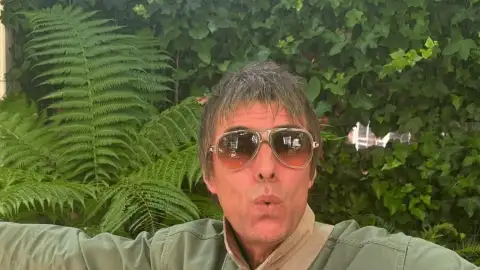 Liam Gallagher reage a diagnóstico de autismo de Robbie Williams: "Fui diagnosticado como BÍBLICO"