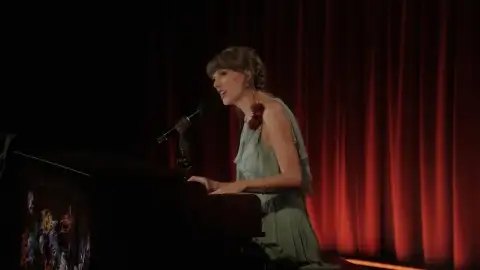 Taylor Swift apresenta medley de "I Knew It, I Knew You", "August" e "All Too Well" no Grammy Museum