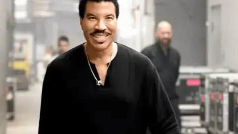 Lionel Richie é internado em UTI após se sentir mal em show