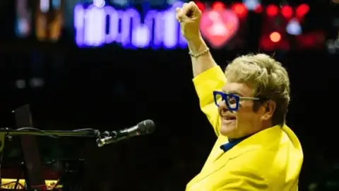 "Amo vocês": Elton John fala português e se rende ao Brasil após noite histórica no Rock in Rio