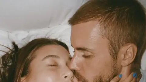 Justin e Hailey Bieber posam na cama e desmentem crise: "mais apaixonados do que nunca"