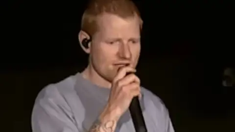 Ed Sheeran se emociona e admite "erros" em 1&ordm; show após saída de Macklemore, Finneas e mais