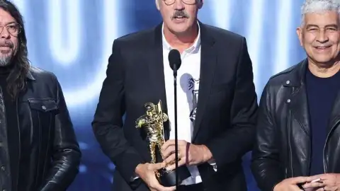 Nirvana se reúne no palco do VMA e Novoselic homenageia Kurt Cobain: "Ele teria amado"