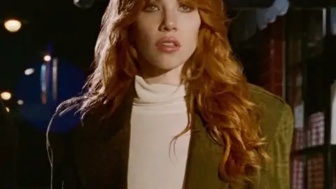 Carly Rae Jepsen lança 'Day and Night (Continued)' com oito faixas inéditas. Escute com as letras